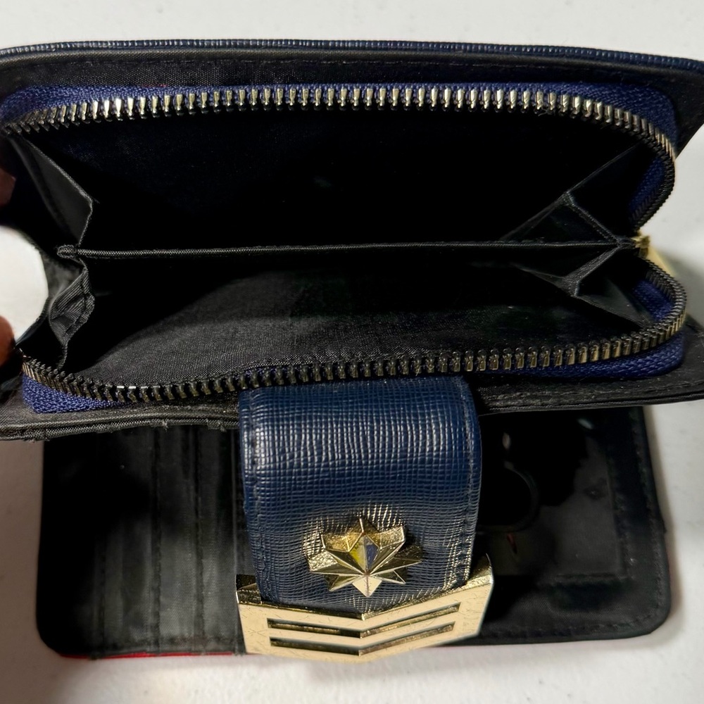 Captain Marvel Bi-Fold Snap Wallet - Navy & Red with Gold Star - Picture 3 of 4